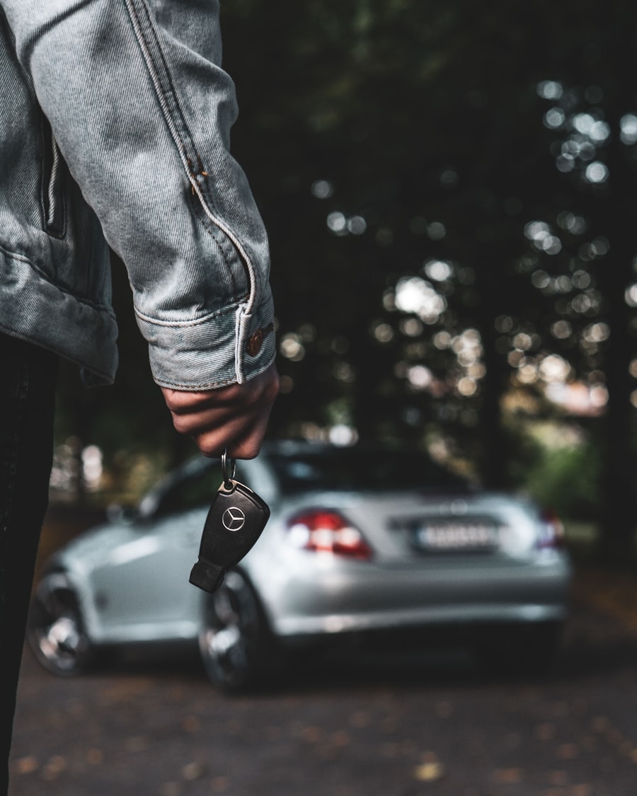 Pessoa segurando a chave do carro recém-segurado