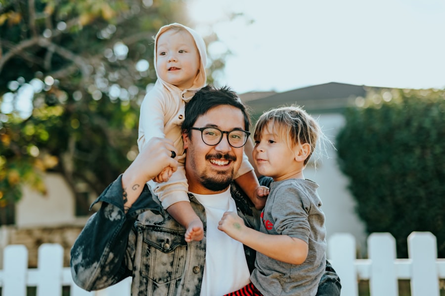 Pai com os dois filhos no colo, família protegida